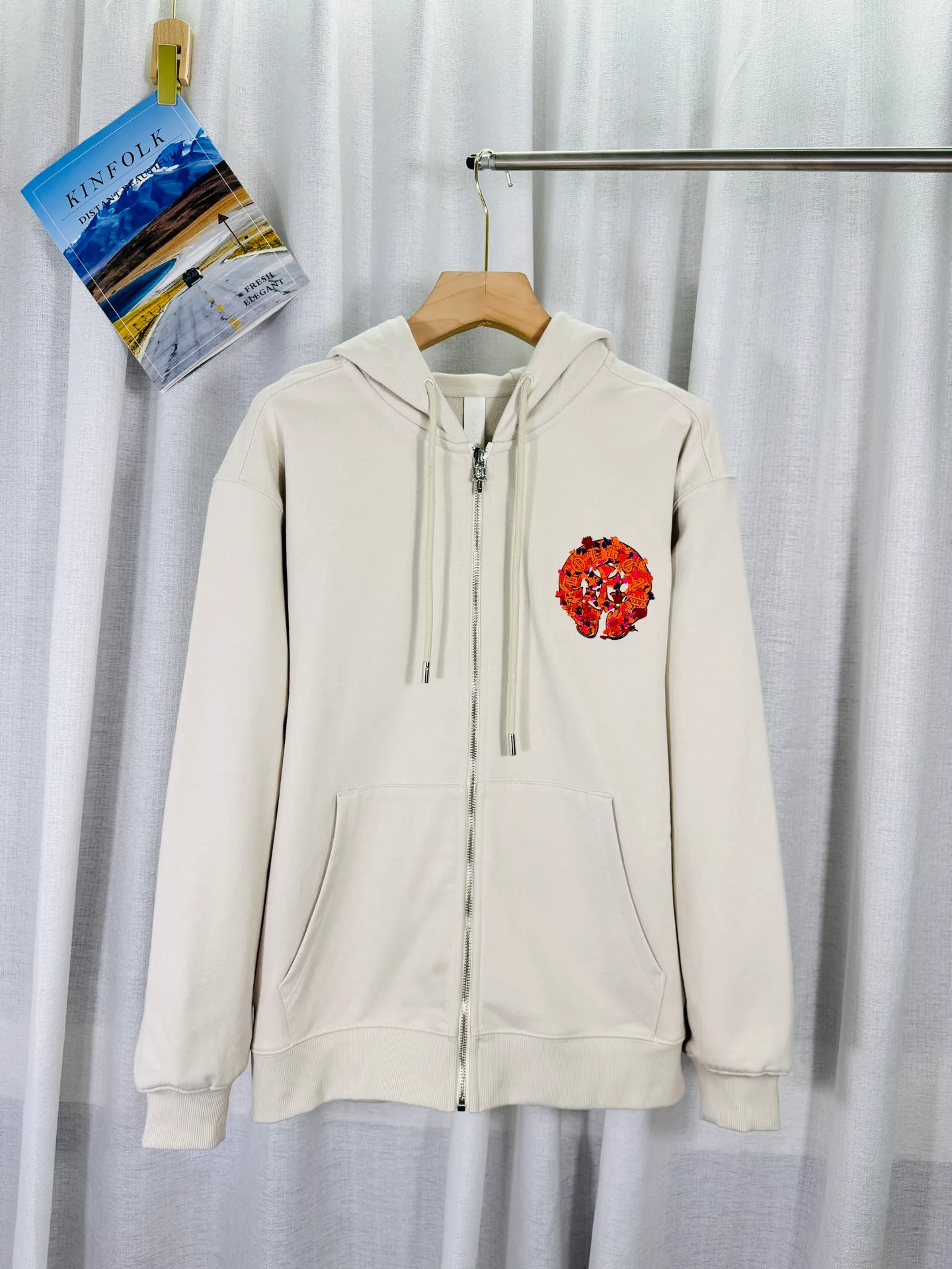 P350 top version, real shot without P, ​​different from market currency) 𝗖𝗵𝗿𝗼𝗺𝗲 𝗛𝗲𝗮𝗿𝘁𝘀/Cro Heart 2025 washed and burned flower patch embroidered autumn and winter new original single counter American 3D three-dimensional jungle embroidered couple casual cardigan sweatshirt 👑The highest version! Customized fabric 480g tripe terry fabric! American acid-washed and distressed original fabric, laser burnt flowers + jungle embroidery, exquisite embroidery of letters! The best-selling model in the counter, very comfortable to wear. Accessories: original molded and authenticated collar label➕100% silk wash label. Genuine purchase-grade original hangtag➕matching hanging rope➕3D hanging beads➕original packaging bag. Craftsmanship: The original version has consistent wiring! The highest version of the armhole matching technique! Color: Black Apricot Size: S M L XL Style Number: 25-358